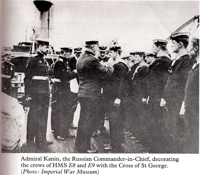 Głównodowodzący rosyjską Flotą Bałtycką - wiceadmirał Wasilij Kanin dekoruje Krzyżami Świętego Jerzego wybranych marynarzy z brytyjskich okrętów: E 8 i E 9, operujących na Bałtyku. Źródło: http://medalirus.ru