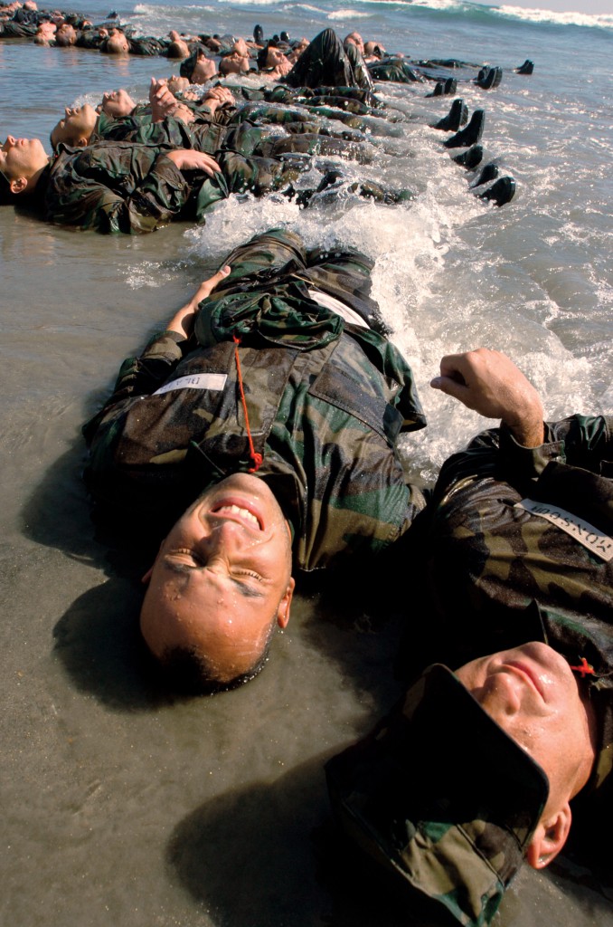 Trening wytrzymałościowy przyszłych NAVY SEALS, polegający na leżeniu w lodowatej wodzie podczas Hell Week | Źródło: Wiki Commons