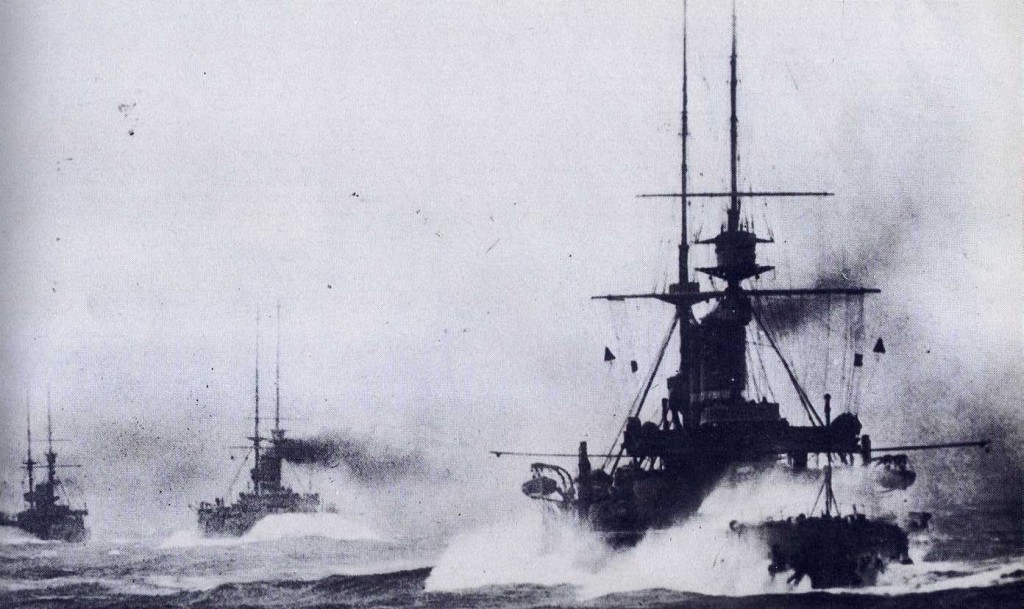 King_Edward_VII-class_battleships_on_maneuvers_ca._1909