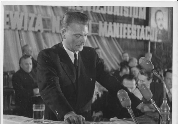 Bolesław Piasecki, założyciel Stowarzyszenia PAX, przemawiający podczas zjazdu duchownych w latach 50. / Źródło: http://wydarzenia.o.pl 