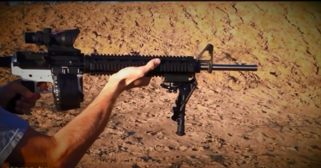 Strzelanie z oryginalnego karabinu AR-15, do którego podłączono wydrukowaną w technologii 3D plastikową komorę zamkową | Źródło: youtube.com
