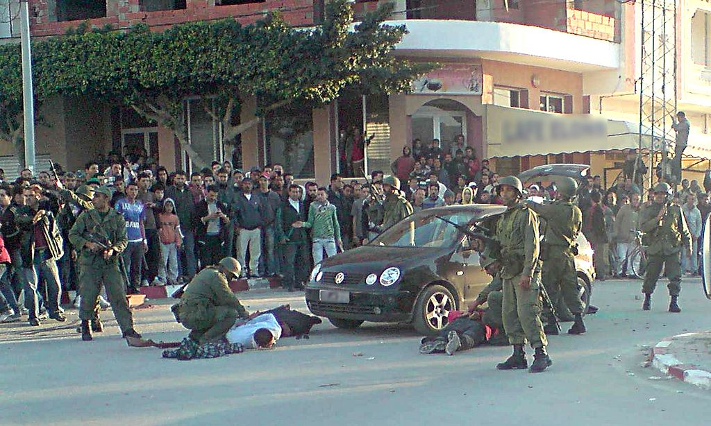 Armia tunezyjska na ulicach miast. / wikimediacommons