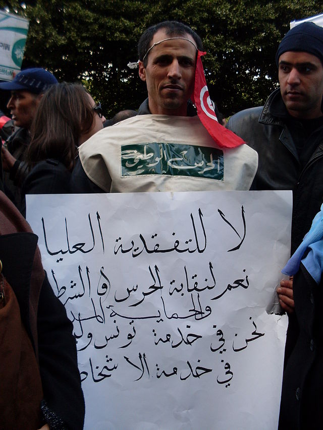 Tunezyjscy manifestanci z antyrządowymi hasłami. / wikimediacommons