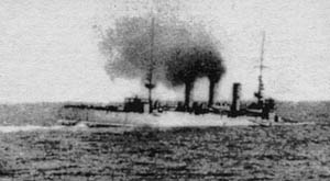 Uszkodzony Hamidiye. Krążownik z niemałym trudem odholowano na remont do Stambułu. 