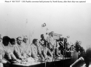 Część załogi podczas "konferencji prasowej" - stoi komandor Bucher/ Źródło: history.navy.mil