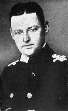 Kapitänleutnant Robert Moraht wsławił się patrolami na Morzu Śródziemnym. Podczas jednego z nich, w okresie od 19 do 25 października 1917 r., zatopił siedem statków handlowych. Wyczyn ten zaowocował przyznaniem mu jednego z najwyższych odznaczeń wojennych - Pour le Mérite. Dzięki swoim osiągnięciom zajął wysokie 16 miejsce na liście dowódców z największym zatopionym tonażem. Podczas II WŚ służył w Kriegsmarine w dziale administracji. Po wojnie trafił do niewoli, w której przebywał na terenie Związku Radzieckiego. Do Niemiec powrócił dopiero w 1948 r. Źródło: uboat.net