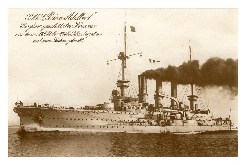 Niemiecki krążownik pancerny Prinz Adalbert - okręt ten został dwukrotnie ugodzony torpedami operujących na Bałtyku brytyjskich okrętów podwodnych: po raz pierwszy ciężko uszkodził go okręt E 9 2 lipca 1915 r., a tuż po skończonym remoncie, 23 października tegoż roku, posłał go na dno okręt E 8.  Krążownik Prinz Adalbert został zbudowany w latach 1900-1903 w Stoczni Cesarskiej w Kilonii. Główne dane taktyczno-techniczne krążowników typu Prinz Adalbert: wyporność normalna 9000 t; prędkość - 20 w; uzbrojenie - 4 x 210 mm, 10 x 150 mm, 12 x 88 mm, 4 wt 450 mm; opancerzenie (mm) - pb 100, pag 150. Źródło: alphacoders.com