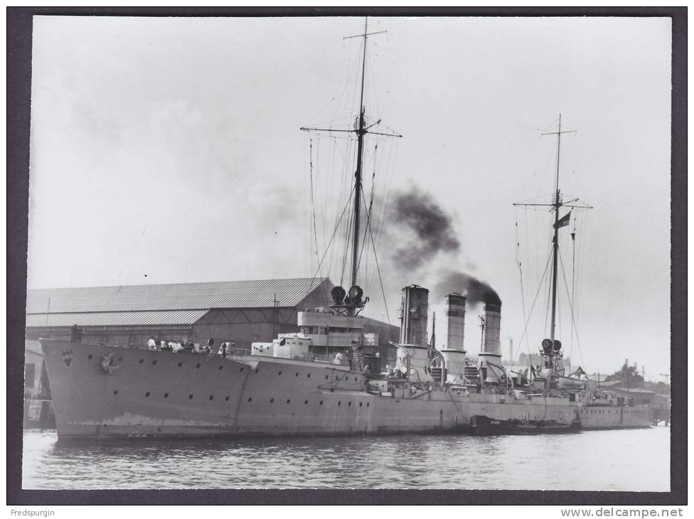Krążownik lekki Graudenz został zbudowany w latach 1912-1914 w Stoczni Cesarskiej w Kilonii, wszedł do służby 10 sierpnia 1914 r. Główne dane taktyczno-techniczne krążownika: wyporność normalna - 4912 t; prędkość - 25 w; opancerzenie (mm) - pb 60, pag 50; uzbrojenie - 12 x 105 mm, 2 wt 500 mm, 120 min.  Źródło: delcampe.com