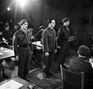 SS-Brigadefűhrer Kurt Meyer podczas procesu/ Źródło: Wikimedia Commons