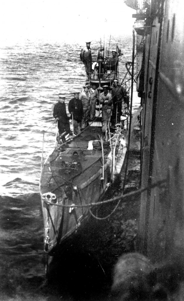Do przeprowadzenia operacji Rosjanie wyznaczyli znaczne siły, w tym zespół dalekiej osłony złożony z okrętów podwodnych: Makriel, Okuń i brytyjskiego HMS E 9. Źródło: wikimedia.org