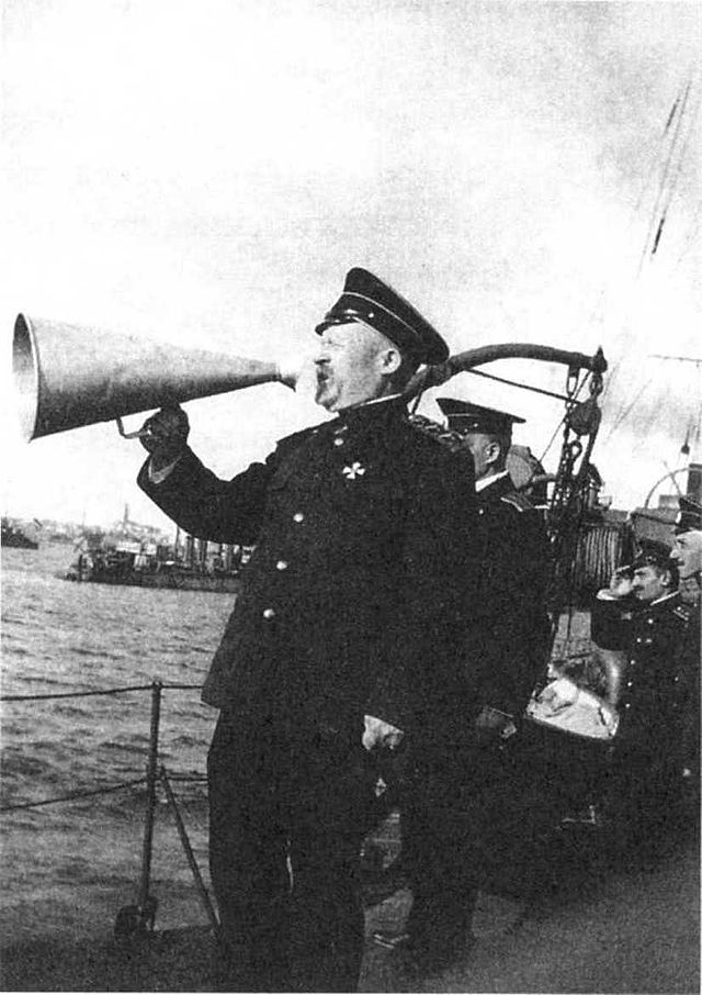 1 sierpnia 1914 r. o godz. 20.20 na Riurika, okręt flagowy dowódcy Floty Bałtyckiej stojący na redzie Sveaborga (Suomenlinna), dotarł telegram ministra marynarki adm. Grigorowicza informujący o wypowiedzeniu wojny Rosji przez Niemcy. Adm. von Essen zapoznał się z treścią depeszy po powrocie z Rewla około godz. 21.00. Z rozkazu dowódcy Floty na pokładzie Riurika odprawiono uroczystą mszę, po zakończeniu której adm. von Essen zapoznał załogę krążownika z głównym zadaniem stojącym przed Flotą. Miało ono polegać na zapewnieniu bezpieczeństwa stolicy od strony morza. W celu podniesienia morale admirał poinformował o pomyślnym zakończeniu operacji postawienia zagrody minowej na pozycji centralnej. Kończąc przemówienie przytoczył swoją dewizę: Odwrotu nie będzie. W opinii naocznego świadka tych wydarzeń lejtienanta Jewgienija Wintera: Entuzjazm był nieopisany - nie milknące "hura", zamieniło się w owację na cześć dowódcy Floty, którego załoga porwała na ręce wraz z dowódcą [krążownika] kpt. 1. rangi [Michaiłem] Bachiriewem. Jeszcze tej samej nocy dowódca Floty Bałtyckiej wydał napisany osobiście rozkaz nr 2, w którym wezwał oficerów i marynarzy Floty Bałtyckiej, by spełnili sumiennie swój obowiązek wobec ojczyzny.  Zob. J. Winter - Bałtijskij fłot... s. 30. Źródło: wikimedia.org 
