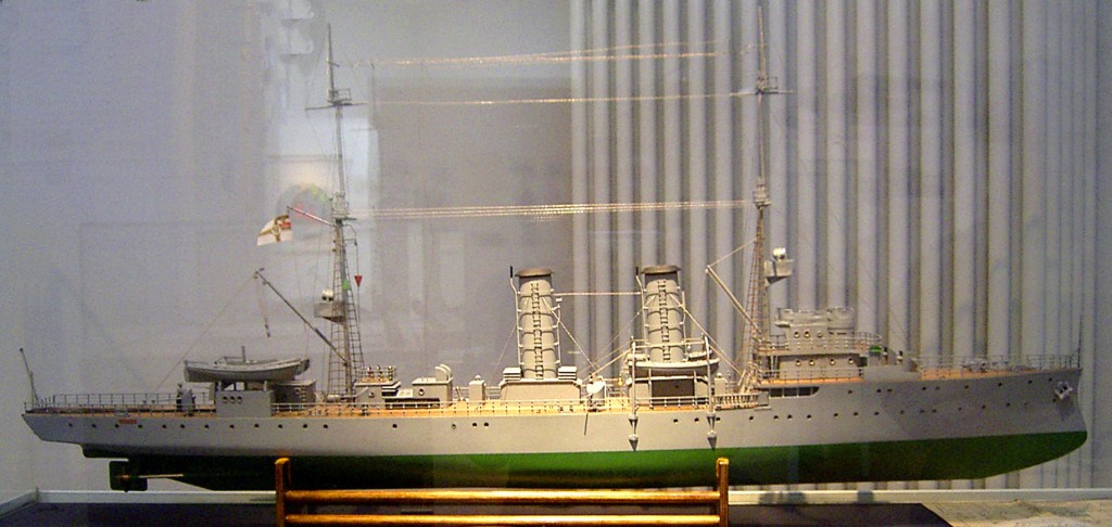 Niemiecki krążownik minowy Albatross.  Albatross został zbudowany w latach 1906-1907 w Zakładach Weser w Bremie. Główne dane taktyczno-techniczne: wyporność normalna - 2200 t; prędkość - 20 w; uzbrojenie - 8 x 88 mm, 600 min.  Źródło: wikimedia.org