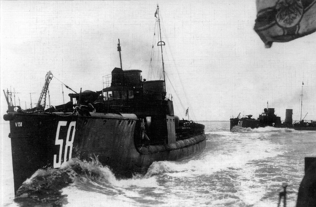 SMS V 158 i V 160 (Seiner Majestät Schiff, oficjalna sygnatura okrętów Rzeszy Niemieckiej.). Wszystkie torpedowce i kontrtorpedowce Kaiserliche Marine były przez Niemców malowane czarną farbą. Ta charakterystyczna barwa była źródłem wielu popularnych przezwisk.  W latach I wojny światowej na określenie okrętów tej klasy używano w marynarce rosyjskiej terminu "torpedowce eskadrowe" ("eskadrionnyje minonoscy"), tą nazwą określano zarówno jednostki własne jak i jednostki państw obcych; w marynarce niemieckiej własne okręty tej klasy nazywano "dużymi torpedowcami" ("Grosse Torpedoboote"), a okręty zagraniczne "niszczycielami torpedowców" ("Torpedoboots-Zerstörer"); w marynarce francuskiej do 1909 r. był w użyciu termin "kontrtorpedowiec ("contre-torpilleur"), następnie po rozpoczęciu budowy większych i silniej uzbrojonych jednostek wprowadzono nowy termin "torpedowiec eskadrowy" ("torpilleur d'escadre"); marynarka brytyjska i amerykańska wprowadziły termin "niszczyciele" ("destroyers."). W polskiej terminologii wojennomorskiej do zakończenia II wojny światowej używano terminu "kontrtorpedowce", wypartego później przez "niszczyciele." Autor tekstu zdecydował się pozostać przy pierwotnym określeniu "kontrtorpedowce", gdyż w polskiej literaturze dotyczącej okresu I wojny światowej jest ono powszechnie stosowane.  Źródło: wikimedia.org