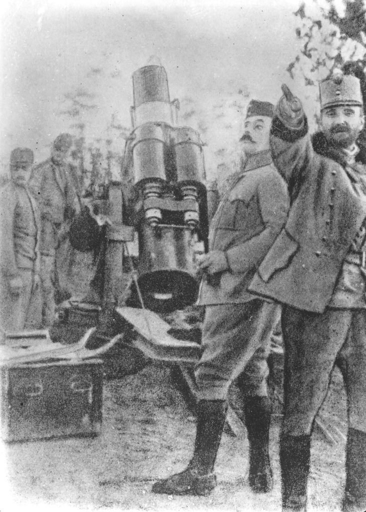 Generał Tadeusz Jordan Rozwadowski (1. z prawej) ze swoim adiutantem Wojciechem Kossakiem (2. z prawej) na froncie. W tle haubica Skoda 305 mm Model 1911 tzw. "Chuda Emma"/ Źródło: NAC, sygn. 1-H-34-7 