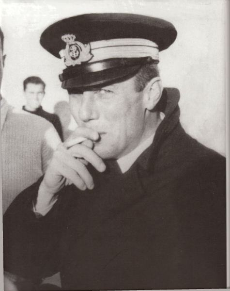 Junio Valerio Borghese (1906-1974) - Pochodził z książęcego rodu. Uczył się w Londynie. W 1928 r. ukończył morską akademię wojskową w Livorno, po czym rozpoczął służbę wojskową we flocie podwodnej. Od 1933 r. dowodził okrętami podwodnymi. Podczas wojny domowej w Hiszpanii w latach 1936-1939 dowodził okrętem podwodnym Iride, który staranował nocy z 1 na 2 września 1937 r. brytyjski niszczyciel HMS Havock. Następnie był dowódcą okrętów podwodnych Vettor Pisani i Sciré. Do sukcesów tego ostatniego zalicza się pomyłkowe zatopienie 10 lipca 1940 r. francuskiego frachtowca Cheik (1058 BRT.). W tym czasie pomiędzy Francją a Włochami obowiązywało zawieszenie broni. Od 1 marca 1941 r. Capitano di Fregata Junio Valerio Borhese pełnił obowiązki dowódcy X Flotylli MAS. Wykonywał dywersyjne misje bojowe, otrzymując przydomek ?Czarnego księcia.? Największym sukcesem X Flotylli, oprócz  poważnego uszkodzenia w porcie w Aleksandrii brytyjskich pancerników HMS Valiant i HMS Queen Elizabeth (08 XII 1941), było ciężkie uszkodzenie 25 marca 1941 r. przez motorówki wybuchowe w Zatoce Suda (Chania) na Krecie brytyjskiego krążownika ciężkiego York i norweskiego motorowego zbiornikowca Pericles (8324 BRT.). Unieruchomiony krążownik został potem dobity przez niemieckie samoloty, a holowany do Aleksandrii zbiornikowiec zatonął 13 kwietnia wskutek sztormu. Innym sukcesem było ciężkie uszkodzenie 28 sierpnia 1942 r.u wybrzeża Egiptu przez mały kuter torpedowy typu MTSM brytyjskiego niszczyciela eskortowego HMS Eridge, który pozostał nienaprawiony do końca wojny. Po kapitulacji Włoch część członków X Flotylli MAS przeszła na stronę Aliantów, inni zaś, w tym jej ostatni dowódca Capitano di Fregata książę Borghese, stanęli po stronie, utworzonej na okupowanej przez Niemców części kraju, Włoskiej Republiki Socjalnej. Odtworzyli oni flotyllę, jednak choć była ona formalnie częścią marynarki, w praktyce walczyła na lądzie. . W 1950 r. napisał książkę pt. ?Decima Flottiglia MAS?, zaś w 1954 r. ?Sea Devils? (wyd. polskie - "Morskie Diabły", Gdańsk 2005.). Źródło: wikimedia.org