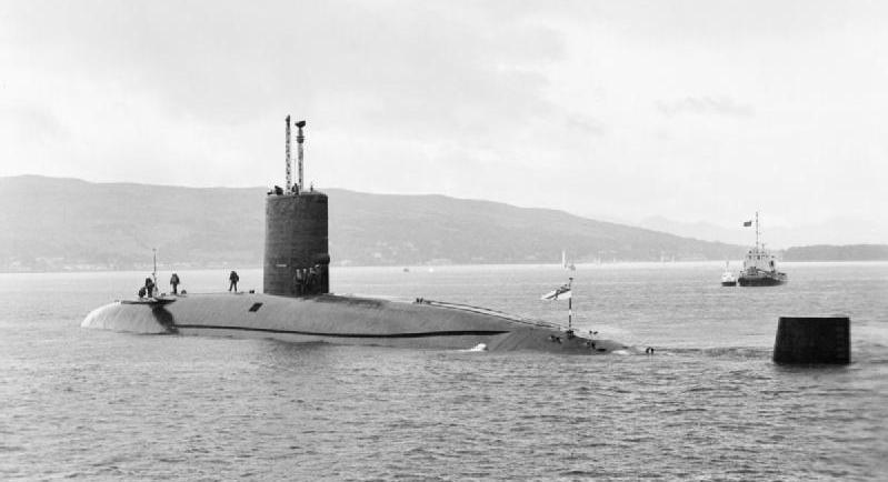 Brytyjski myśliwski okręt podwodny o napędzie atomowym HMS Conqueror (S48) [typ Valiant] zapisał się w historii działań morskich udziałem w wojnie o Falklandy-Malwiny. Okręt zbudowany został w stoczni Cammel Laird. Budowę rozpoczęto 5 grudnia 1967 r., ceremonia wodowania miała miejsce 29 sierpnia 1969 r., zaś podniesienie bandery nastąpiło 16 października 1971 r. W służbie do 2 sierpnia 1990 r. Przed wojną o Falklandy, podczas wspólnych amerykańsko-brytyjskich ćwiczeń na Atlantyku Lieutenant-Commander Wreford-Brown udowodnił, że jest w stanie podejść niezauważony do pilnie strzeżonego amerykańskiego lotniskowca i zatopić go. 30 kwietnia 1982 r. Conqueror otrzymał rozkaz odszukania krążownika i dwóch towarzyszących mu niszczycieli. Okręty stanowiły jedną z trzech argentyńskich grup bojowych, których zadaniem, jak przypuszczało dowództwo Royal Navy, było zaatakowanie okrętów brytyjskich przybyłych w rejon Falklandów. Źródło: base.mforos.com