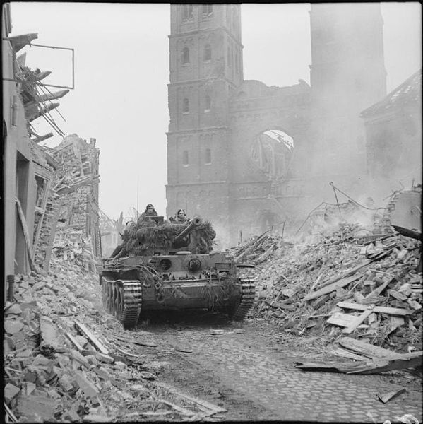Czołg Cromwell w zniszczonym niemieckim miasteczku Uedem (28 lutego 1945 r.) / Źródło: Wikimedia Commons