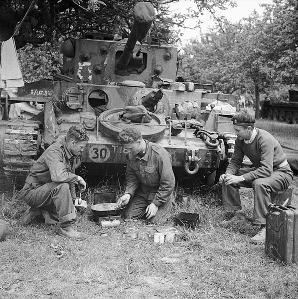 Załoga przed Cromwellem z 4 City of London Yeomanry "Sharpshooters" w Normandii w czerwcu 1944 roku / Źródło: Wikimedia Commons
