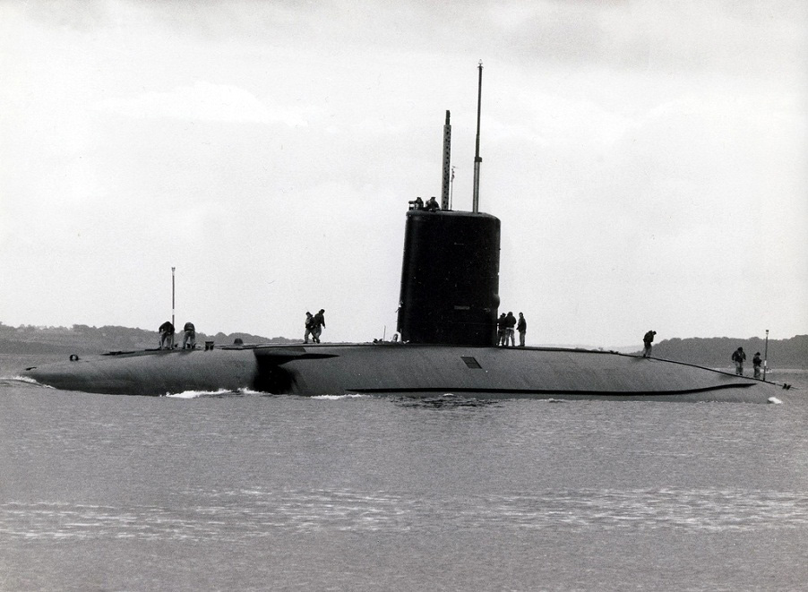 HMS Conqueror (S48) Operacja okrętu w ramach dalekiej eskorty dla sił zadaniowych operujących w rejonie Falklandów, doskonale zilustrowała potencjał okrętów podwodnych w zakresie zadań eskortowych. Zatopienie argentyńskiego krążownika i samo-blokada w porcie argentyńskiego lotniskowca Veinticinco de Mayo jaka nastąpiła w jego efekcie, unaoczniła jak efektywne mogą być okręty podwodne w wykonywaniu misji eskortowych. HMS Conqueror (S48) zapisał się na trwałe w dziejach wojen morskich jako pierwszy okręt podwodny o nąpędzie atomowym, który zatopił jednostkę przeciwnika. Dowódca brytyjskiego okrętu, Captain Chris Wreford-Brown, za swoją akcję otrzymał DSO (Distinguished Service Order.). Źródło: ssbn.pl