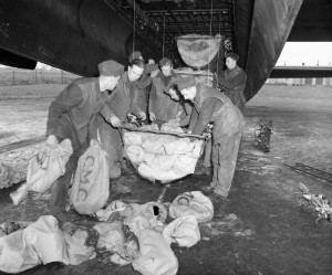 Członkowie załogi brytyjskiego Lancastera przygotowują żywność przed lotem/ Źródło: Wikimedia Commons