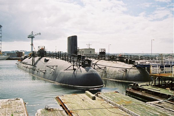 HMS Conqueror (S48) (drugi z lewej) podczas Dni Marynarki w Devonport (Plymouth) w 2006 r. Źródło: wikimedia.org