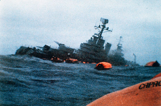 Trafiony w pobliżu rufy przez 2 torpedy argentyński krążownik ARA General Belgrano (C-4) znacznie się przechylił. Zakupiony w 1951 r. od USA jako USS Phoenix (CL-46), który przetrwał atak Japończyków na Pearl Harbor 7 grudnia 1941 r. i wsławił się w wojnie na Pacyfiku, General Belgrano był starym okrętem, co pozwalało krytykom jego zatopienia przedstawiać go jako okaz muzealny, który nie był w stanie zagrozić brytyjskim siłom specjalnym. Dowódca Conquerora zdecydował się użyć trzech pocisków Mark 8 z zapalnikiem kontaktowym (średnica 533 mm, masa głowicy 340 kg.). Była to stara, wręcz przestarzała konstrukcja, wywodząca się wprost z II wojny światowej i niemająca możliwości sterowania jej torem, rzec by więc można: godna swego celu, ale Wreford-Brown uznał, że taka torpeda łatwiej przebije dziesięciocentymetrowy pas pancerny, relikt poprzedniej epoki niespotykany już w nowych okrętach.  Warto pamiętać, że będące na wyposażeniu HMS Conqueror nowoczesne torpedy Mark 24 Tigerfish (1), z naprowadzaniem przewodowym miały być z założenia używane tylko przeciw okrętom podwodnym, zaś wersja uniwersalna tych torped pojawiła się dopiero w 1985 r., a więc trzy lata po wojnie falklandzkiej. Ze względu na ograniczone możliwości ówczesnych torped Tigerfish, brytyjskie okręty podwodne uzbrajane były równolegle w przestarzałe Mk 8, o większej mocy rażenia. Źródło: rna-10-area.co.uk