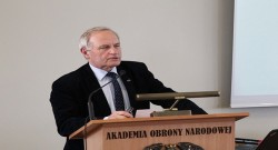 Szef BBN Stanisław Koziej podczas konferencji w AON / Źródło: aon.edu.pl