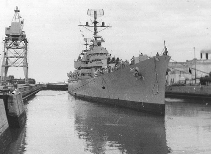 1 maja 1982 r. Conqueror wykrył argentyński zespół nawodny skupiony wokół zwodowanego w marcu 1938 r. krążownika ARA General Belgrano (C-4), ex-amerykańskiego USS Phoenix (CL-46.). Nieprzyjacielskie okręty zostały zidentyfikowane przez peryskop. Przez kolejne 30 godzin trwała zabawa w kotka i myszkę. Conqueror śledził argentyńskie okręty operujące na granicy strefy działań wojennych. Zatopienie ARA General Belgrano wywołało ogromne kontrowersje. Atak przeprowadzono 40 mil na południowy-zachód od granicy strefy działań wojennych. Co ciekawe wykonano go 14 godzin po tym jak prezydent Peru Fernando Belaúnde przedłożył stronom plan pokojowego rozwiązania konfliktu. Jednak Margaret Thatcher i brytyjska dyplomacja twierdziła, iż do czasu ataku dokument ten nie był im znany. Źródła: wikimedia.org i taringa.net