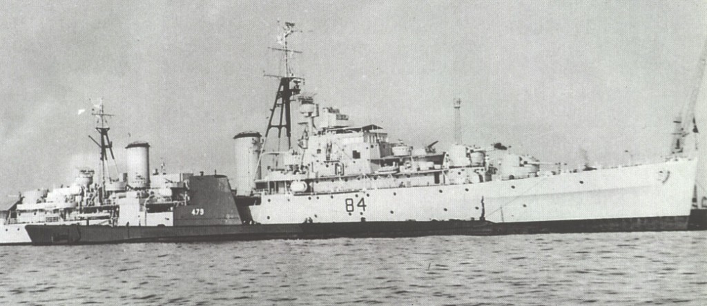 Ghazi (S-479) sfotografowany na tle krążownika PNS Babur (N B 4). Zdjęcie wykonano w październiku 1964 r. Źródło: pakdef.org