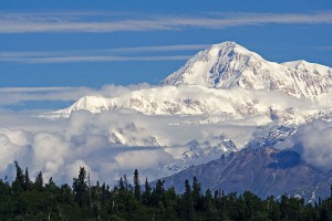 Wyróżniający się wysokością Mount McKinley. / Źródło: wikimediacommons.
