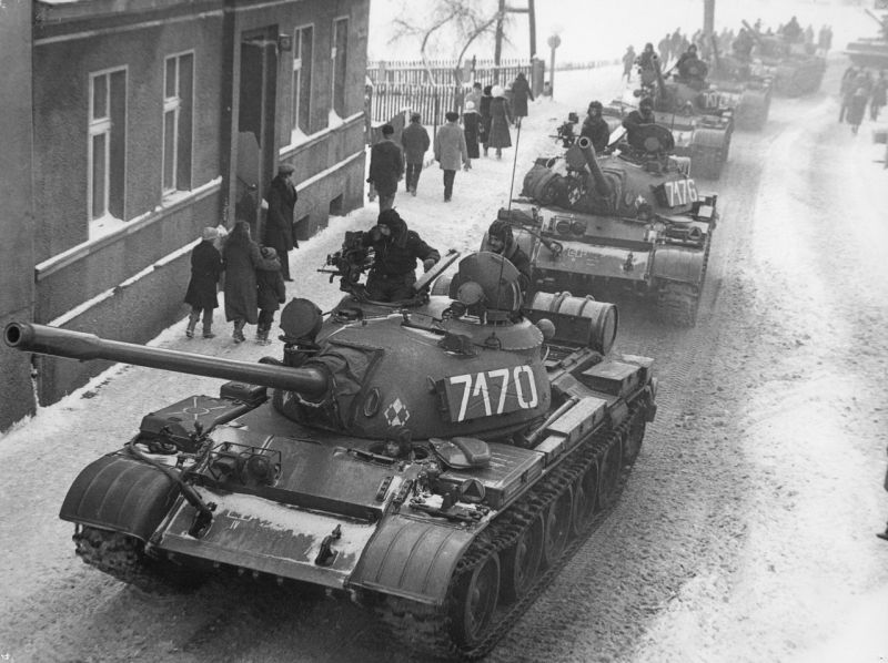 T-55A na ulicach Sulechowa 13 grudnia 1981, r. / Źródło: Wikimedia Commons