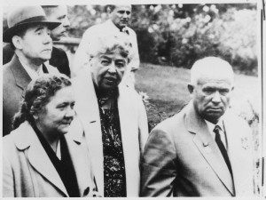 Chruszczow w towarzystwie żony Niny oraz wdowy po prezydencie Roosevelcie, Eleanor w Hyde Park'u/ Źródło: Wikimedia Commons