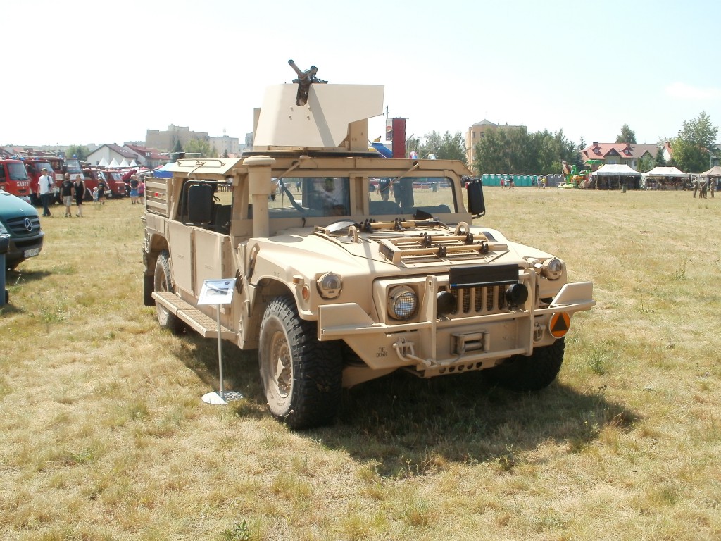 Humvee w pustynnym kamuflażu z wieżyczką z karabinem maszynowym 12,7 mm