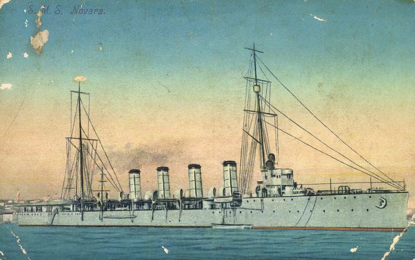 Na pocztówce: SMS Novara. Krążowniki lekkie typu "Novara" ("Saida", "Helgoland", "Novara") zapisały swą chwalebną i dumną kartę w historii wojen morskich jako szybkie okręty, przeznaczone do służby jako przewodniki flotylli torpedowych, groźne dla każdego przeciwnika w swej klasie, okazały się "końmi roboczymi" Kaiserliche und Königliche Kriegsmarine w I wojnie światowej, biorąc udział w niemal każdej bitwie i potyczce. Większość zagranicznych krążowników rozpoznawczych uzbrojonych było w działa kalibru od 76 do 105 mm, niektóre nawet 120 i 127 mm, więc uznano za wystarczające, aby austro-węgierskie krążowniki rozpoznawcze uzbroić w armaty kalibru 100 mm, niezależnie od faktu, że był on słabszy od kalibru poprzednio zbudowanych, a mianowicie, krążowników pancernopokładowych typu Zenta (kaliber 120 mm ? L/35.). Te same armaty kal. 100 mm wybrano również jako uzbrojenie pomocnicze pancerników (półdredotów-semidrednotów) typu Radetzky (po 20 armat na okręcie) oraz uzbrojenie główne kontrtorpedowców  typu Tátra. Z ogólnej liczby siedmiu armat kal. 100 mm, które tworzyły baterię na krążowniku Admiral Spaun, sześć ustawiono w trzech parach (pierwszą na podwyższonym pokładzie dziobowym przed bryłą pomostu) a siódme na pokładzie rufowym. Produkt firmy Škoda określany był oficjalnie jako ?10 cm K 07 Geschütz? i charakteryzował się staliwnym płaszczem lufy. Jego masa wraz z zamkiem wynosiła 2120 kg, a wraz z maską 6900 kg. Armata mogła się przemieszczać w płaszczyźnie pionowej od ?4° do +14°, prędkość początkowa pocisku to 880 m/s, a jego energia wylotowa wynosiła 568 mt. Masa pocisku wynosiła 13,75 kg, naboju 25,8 kg, z czego 6,2 kg przypadało na proch M/97f. Stosunkowo lekki pocisk scalony w połączeniu z korbą zamka klinowego dawały gwarancję dużej szybkostrzelności na maksymalną donośność 10 000 m, dzięki czemu udało się połączyć korzyści płynące z lekkiego działa z osiągami armat (120 mm L/35), które weszły w skład uzbrojenia poprzednich jednostek. Krążownik rozpoznawczy i tak nie miał za zadanie prowadzenie walki artyleryjskiej z silniejszym przeciwnikiem, lecz uchodzić w przypadku jego pojawienia się na horyzoncie, tzn. krążownik rozpoznawczy miał być szybszy od najsilniejszego i silniejszy od najszybszego przeciwnika. Następny, zmodyfikowany typ tej klasy (Helgoland, Novara, Saida) został uzbrojony w ulepszony model armaty wz. K 11. Źródło: bumm.sk