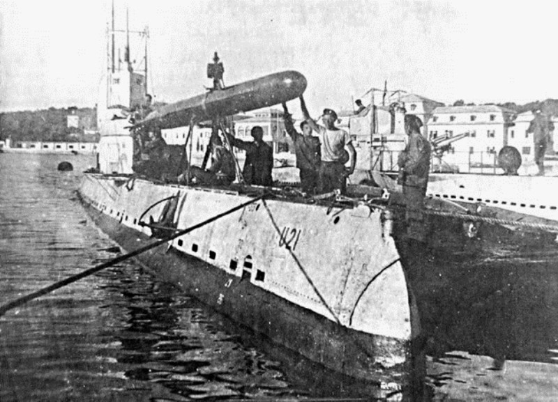 Załadunek torpedy na austro-węgierskim U 21 (typ U 20) [Havmanden] W latach 1911-1913 stocznia Roberta Whiteheada wybudowała serię małych okrętów podwodnych dla marynarki duńskiej, gdzie zyskały pochlebne oceny. W czasie wojny dowództwo CK Marynarki Wojennej zamówiło cztery okręty wedle planów tych jednostek.  Wymiary: 38,8x3,9x2,7 metra Wyporność: 173/210 ton Napęd: 1 silnik Diesla o mocy 450 KM i 1 elektryczny - 300 KM Prędkość: 13,2/9 węzłów Zasięg: 2000 Mm/7 węzłów // 71 Mm/2,3 węzła Uzbrojenie: 2 wt 450 mm (dziobowe), 1 x 66 mm (L/18) (U 23 - 1 x 47 mm [L/44]) Źródło: ww1blog.osborneink.co