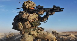 Brytyjski żołnierz podczas walk w Afganistanie / Źródło: Wikimedia Commons