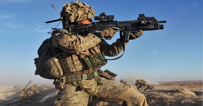Brytyjski żołnierz podczas walk w Afganistanie / Źródło: Wikimedia Commons