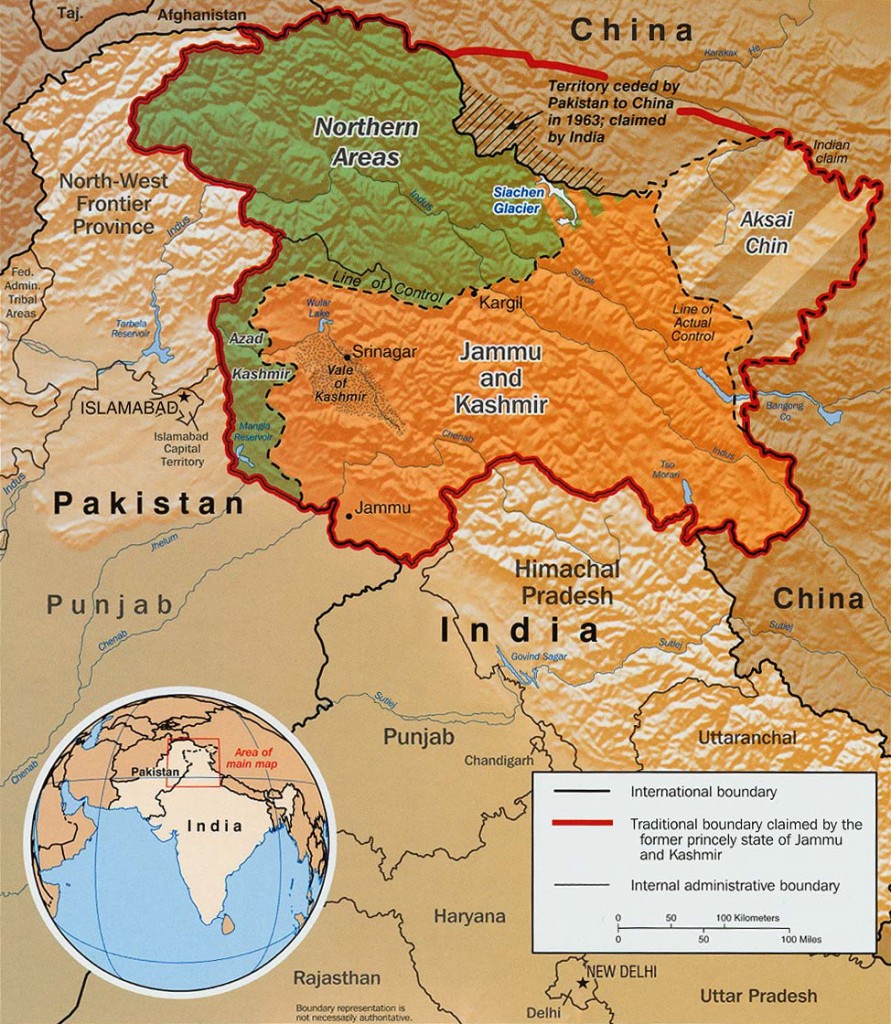 Mapa Dżammu i Kaszmiru. Na zielono zaznaczono obszar kontrolowany przez Pakistan, pomarańczowym kolorem objęte są tereny należące do Indii, natomiast region Aksai Chin okupowany jest przez siły chińskie. (Źródło: Wikimedia Commons)