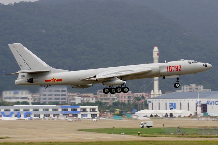 Xian H-6, należący do PLAAF w czasie China International Aviation & Aerospace Exhibition 2008 / Wikimedia Commons.