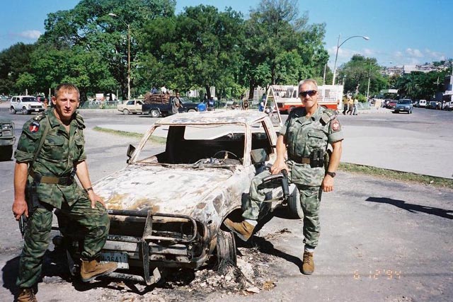 Na zdjęciu (z prawej strony) dowódca GROM-u Sławomir Petelicki podczas operacji na Haiti. / http://www.grom.wp.mil.pl/