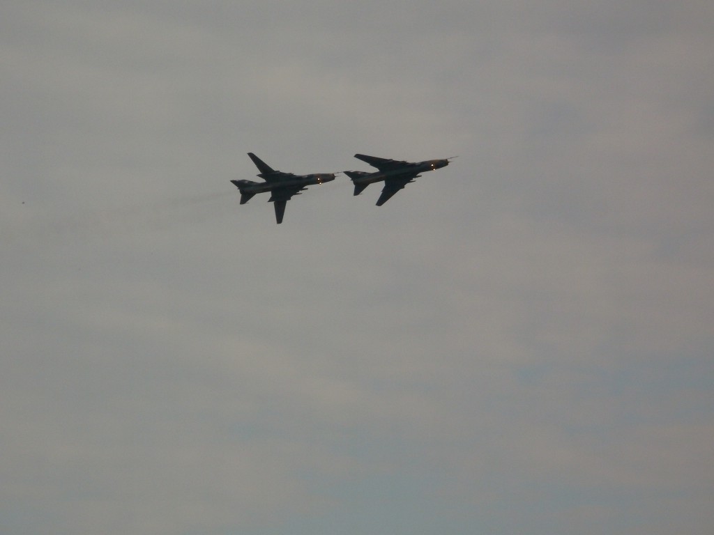 Dwa SU-22 prezentujące skosy skrzydeł
