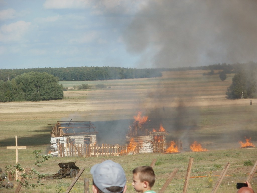 Zabudowania wsi płoną po ostrzale polskiej artylerii