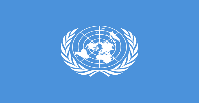 Flaga ONZ / Źródło: Wikimedia Commons