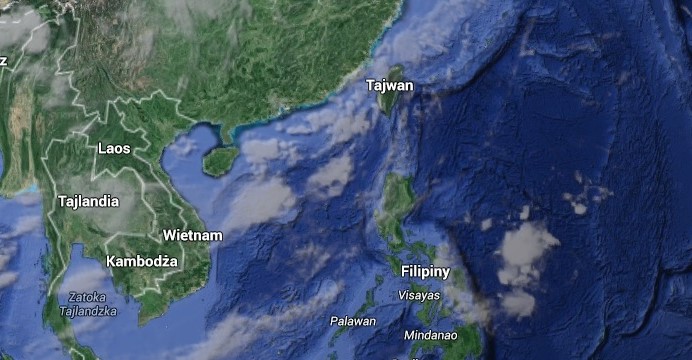 Na świecie, a zwłaszcza w regionie Azji Południowo-Wschodniej wciąż istnieje wiele punktów zapalnych. Jednym z takich miejsc jest Morze Południowochińskie.  Chiny zbudowały tam kilka sztucznych wysp dzięki którym chcą kontrolować zasoby oraz ruch w regionie. (Źródło: Google Maps)