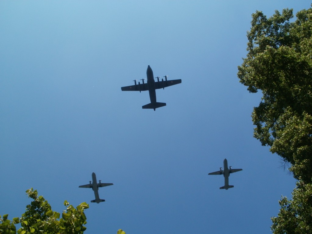 Mieszana formacja dwóch C-130E Hercules i dwóch C295M CASA