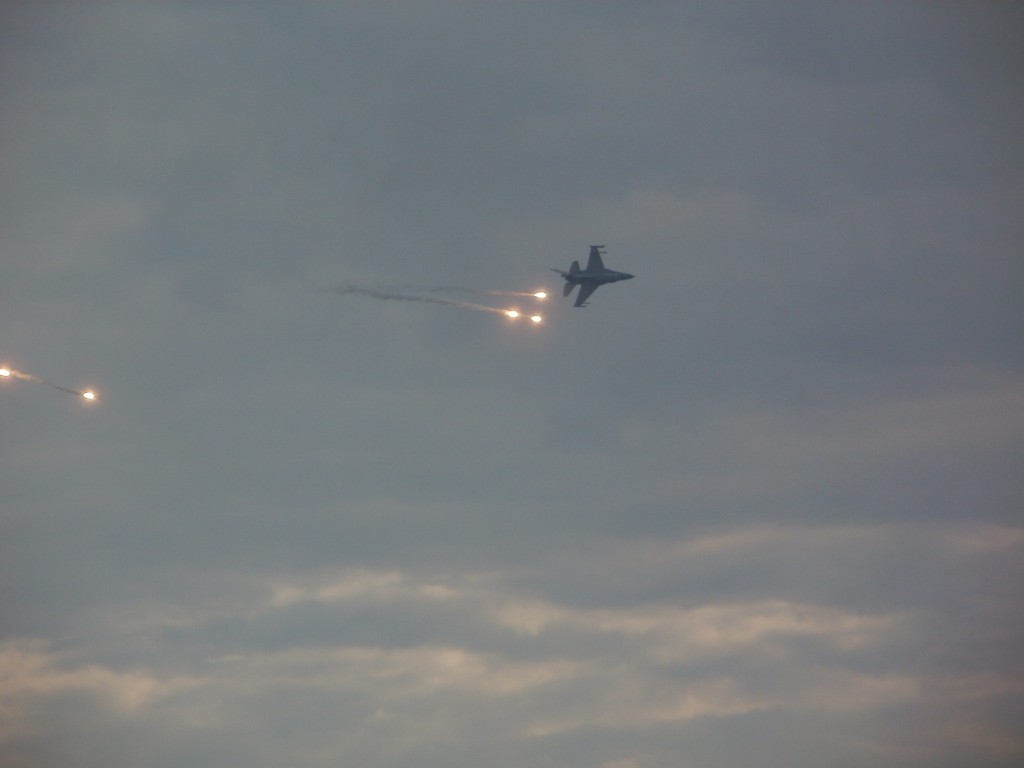 pary F-16 połączone z wystrzeleniem flar termicznych