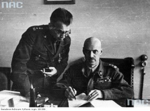 Gen. Władysław Anders - dowódca Armii Polskiej w ZSRR i płk. dypl. Leopold Okulicki / Źródło: NAC, sygn. 18-306 