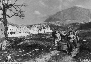 Generałowie Bronisław Duch (1. z lewej) i Władysław Anders (2. z lewej) na Mass Albaneta q czasie walk o Monte Cassino / Źródło: NAC, sygn. 24-422-2