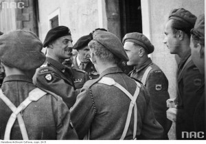 Gen. Generał Władysław Anders rozmawia z żołnierzami 5 Kresowej Dywizji Piechoty / Źródło: NAC, sygn. 24-5
