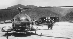 Pobieranie rannych żołnierzy z maszyny Bell H-13. / olive-drab.com